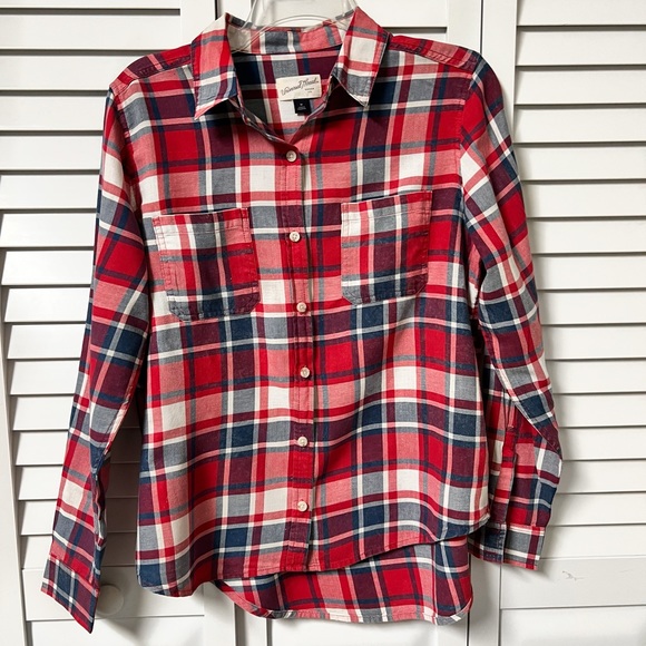 🪴Universal Thread Red/White/Blue checkered button-up top. - Picture 3 of 4